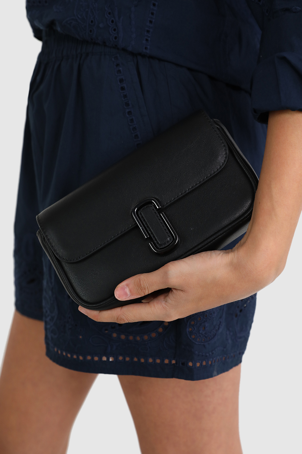 תמונת כל הלוק של תיק כתף מיני